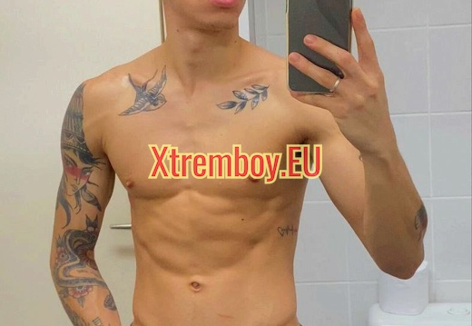 BEAU MEC GAY TATOUÉ VIRIL À BAISER