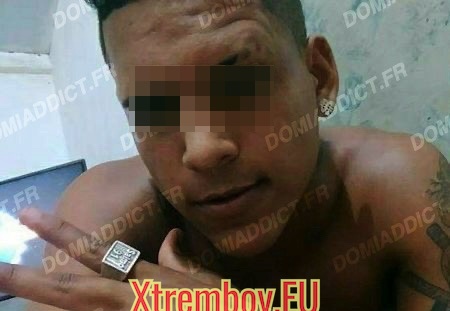 La bouche grande ouverte