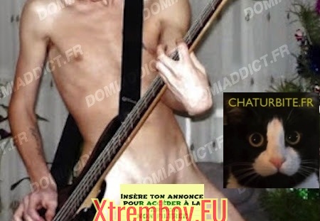 Pipe gay en jouant de la guitare