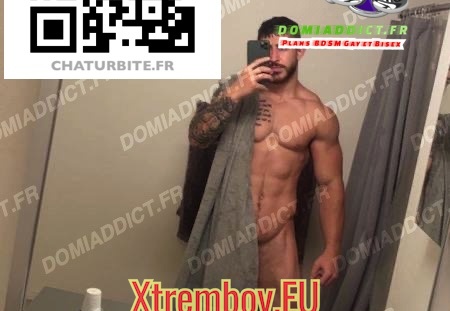 Baise en darkroom avec plein de muscle-bears