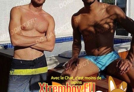 2 daddies TBM B&W bareback pour calmer une jeune lope gay en chaleur