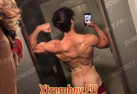 Jeune bouffeur de sperme