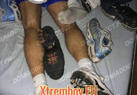 Pipe et léchage de Nike entre sneakers addict (606 visits) Vous vous souvenez certainement de moi je suis Tony Rekins dans les videos de sketboys. Je me trouve... Pipe et léchage de Nike entre sneakers addict