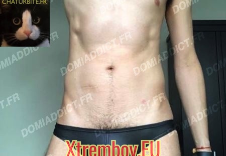 Salope mâle exhibée à baiser