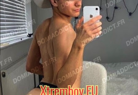 Jeune crunchboy coquin soumis