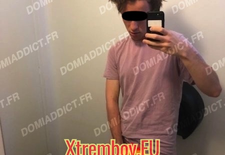 Beau et jeune homme pour des jeux de rôles