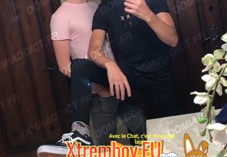 Beau couple de mecs baise devant homme généreux