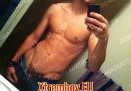 Suceuse aime les éjaculations faciales