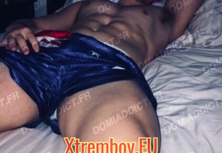 Jeune homme aime les odeurs