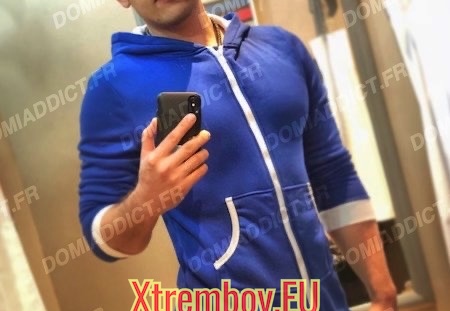 Soumis joueur à Marseille (37 visits) Viril qui aime lécher sous les ordres d'un dominateur mûr et pervers. Tout peut se faire si SSR et... Soumis joueur à Marseille