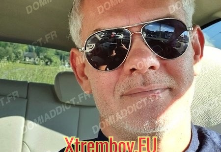 Je suce et avale à genoux